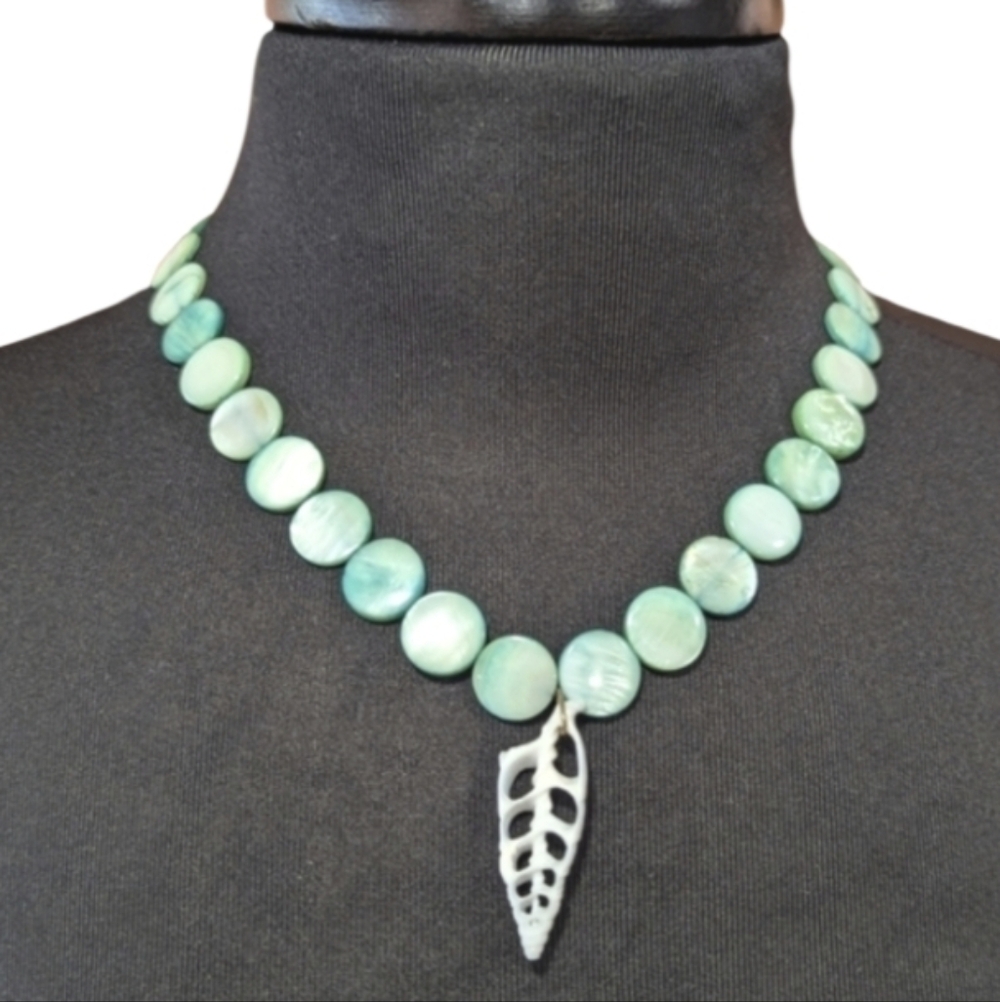 Handmade Mermaidcore Necklace Green Beaded Shell Pendant Bohemian Jewelry